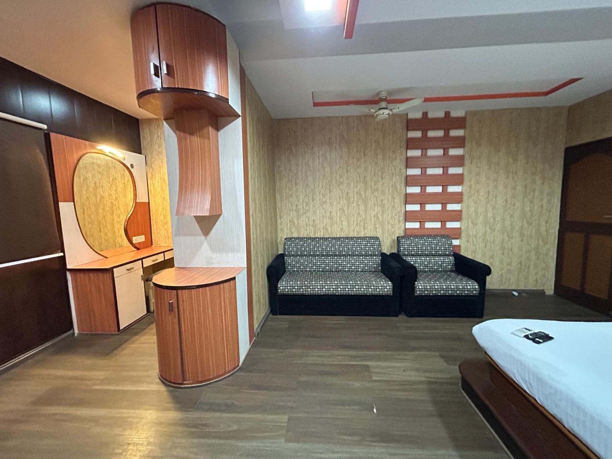 Swagstay Rahul Hotel 3*