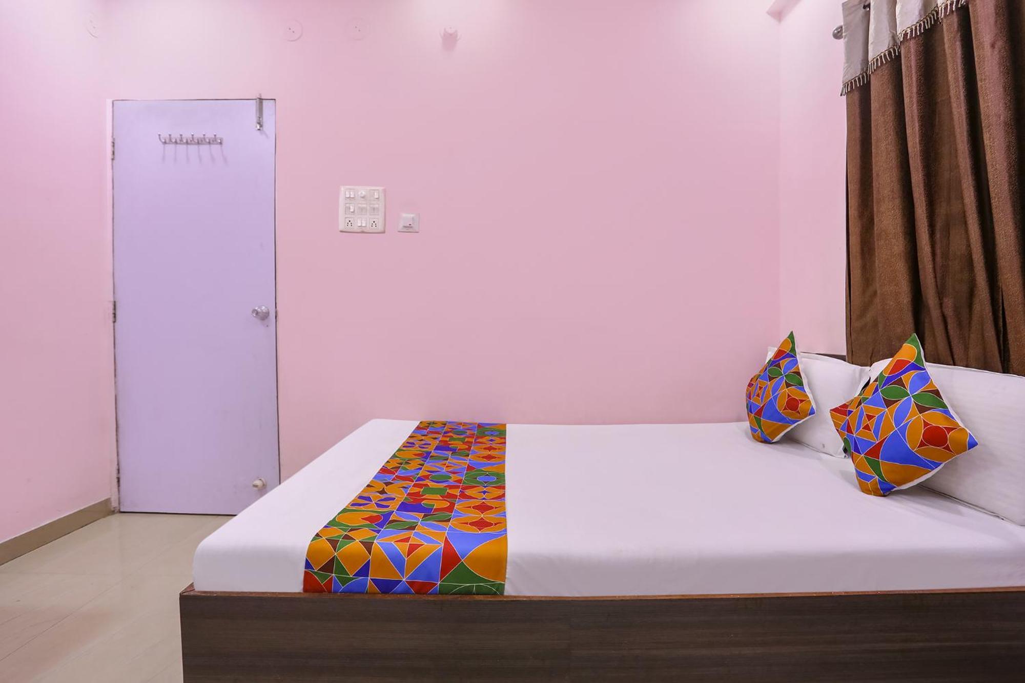 Fabhotel Tara Deluxe - 1200 Meter From Yashwant Stadium Hotel