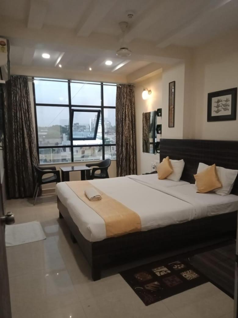 The Empire Hotel 2*