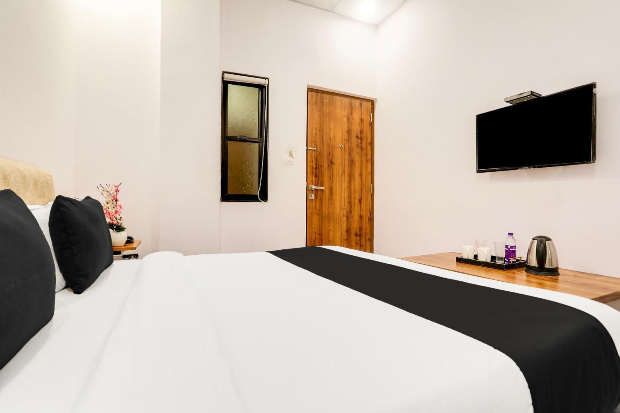 Super Hotel O Pardi Near Kalamna Market Hotel 4*