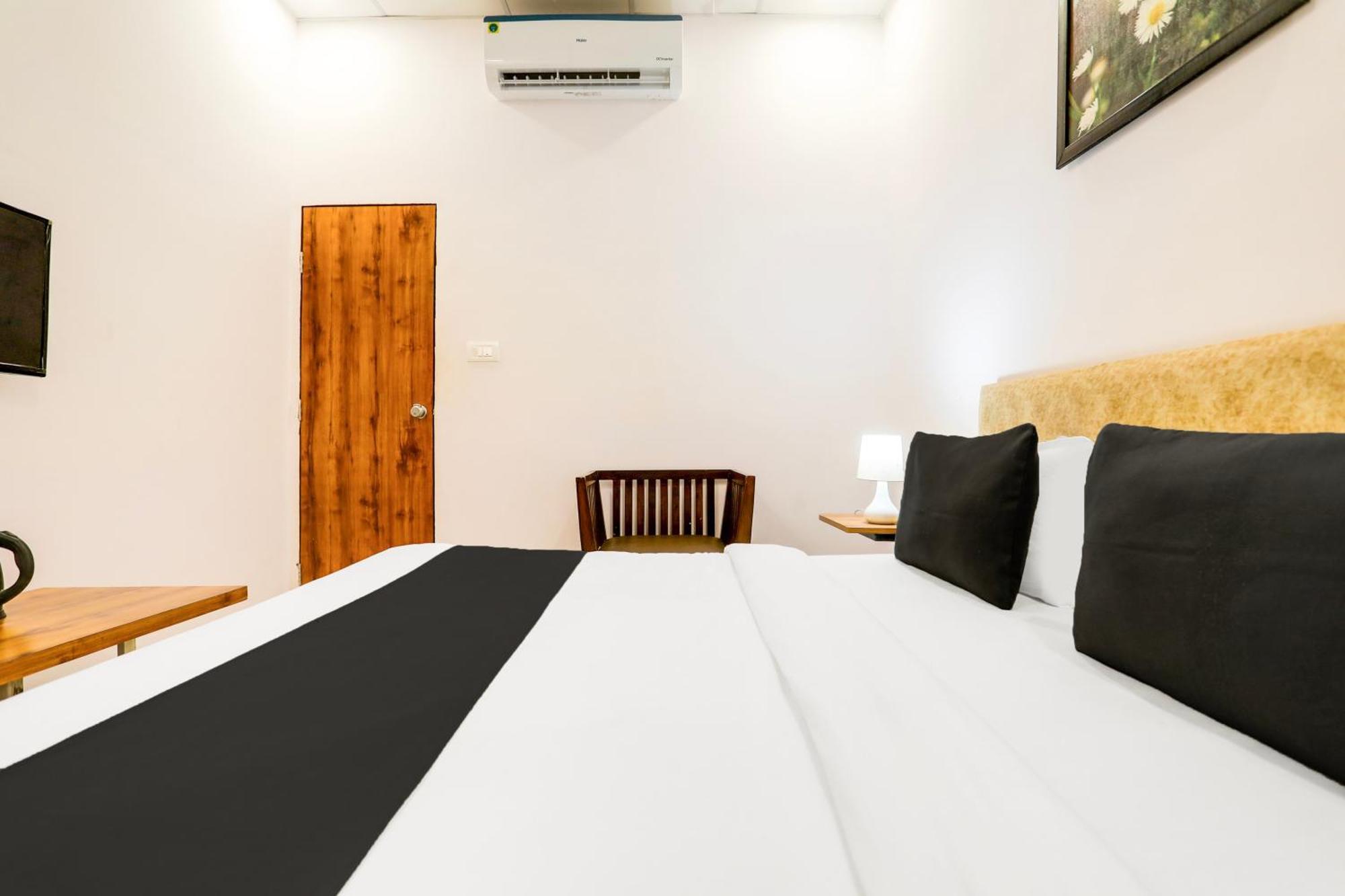 Hotel Super Hotel O Pardi Near Kalamna Market 4*