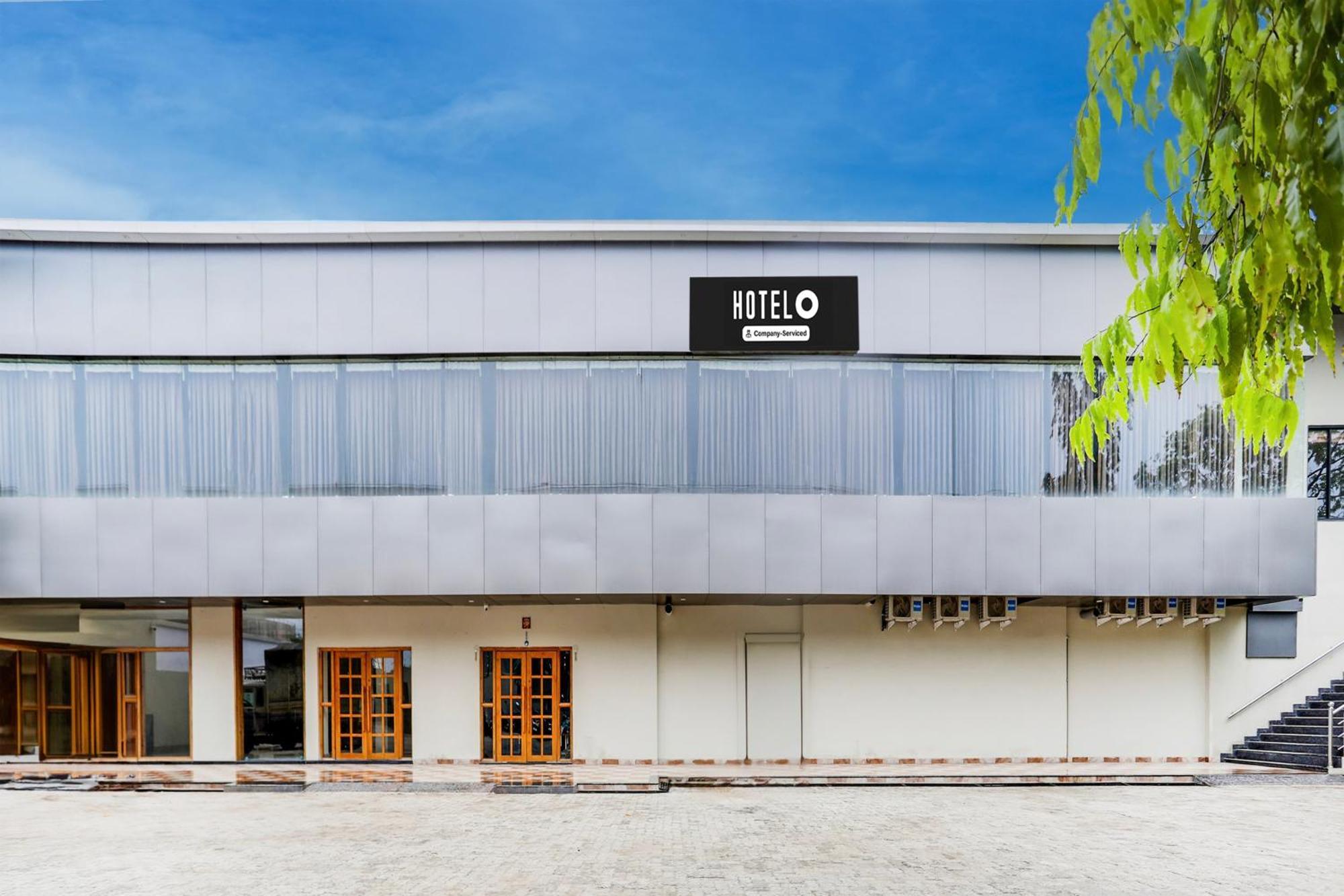 Hotel Super Hotel O Pardi Near Kalamna Market 4*