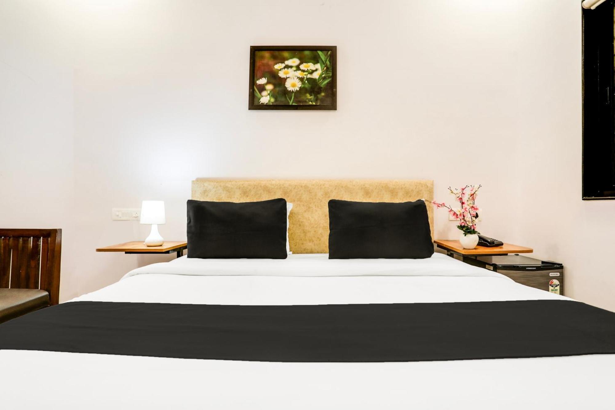 Hotel Super Hotel O Pardi Near Kalamna Market