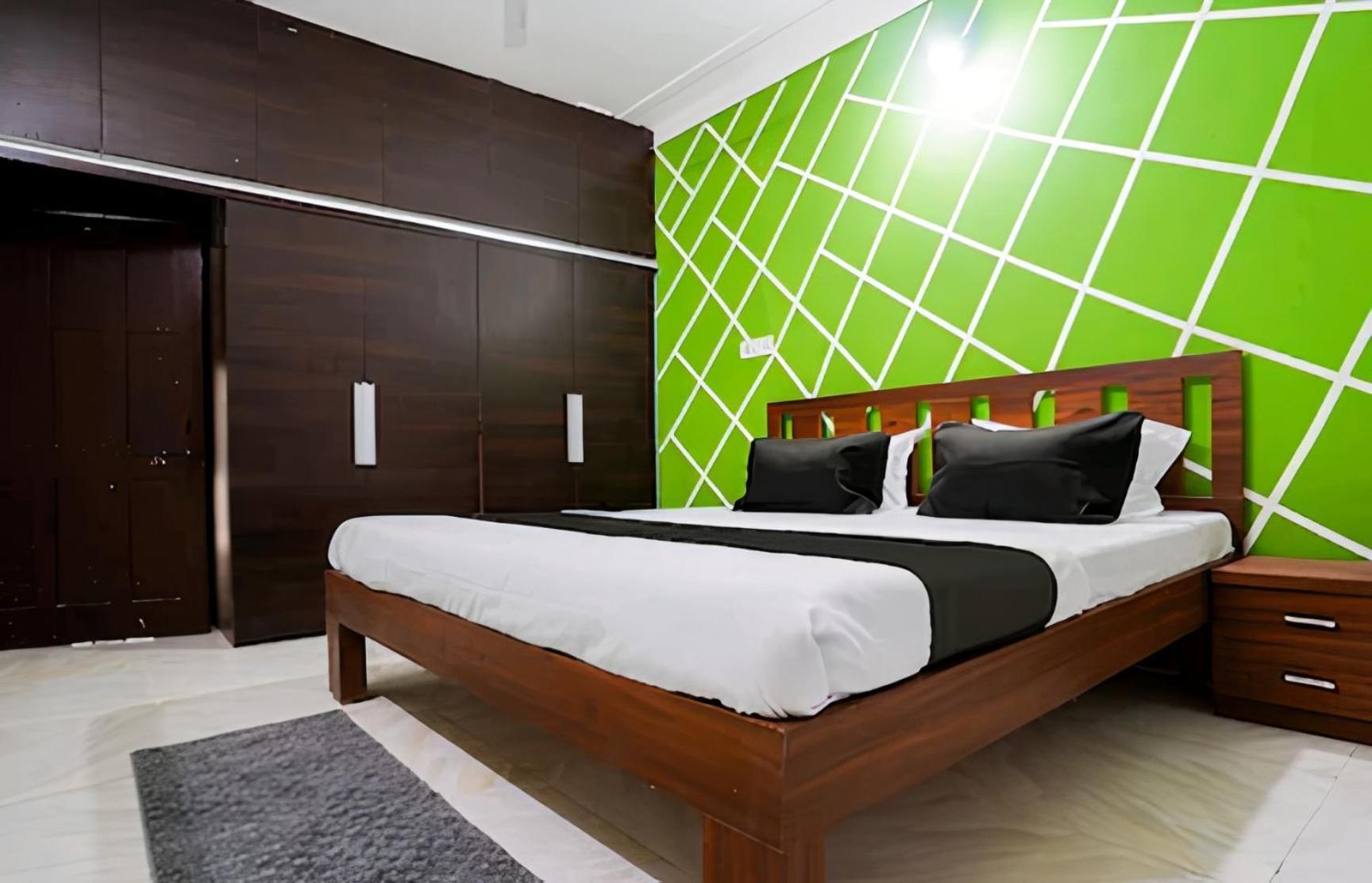Homely 3*