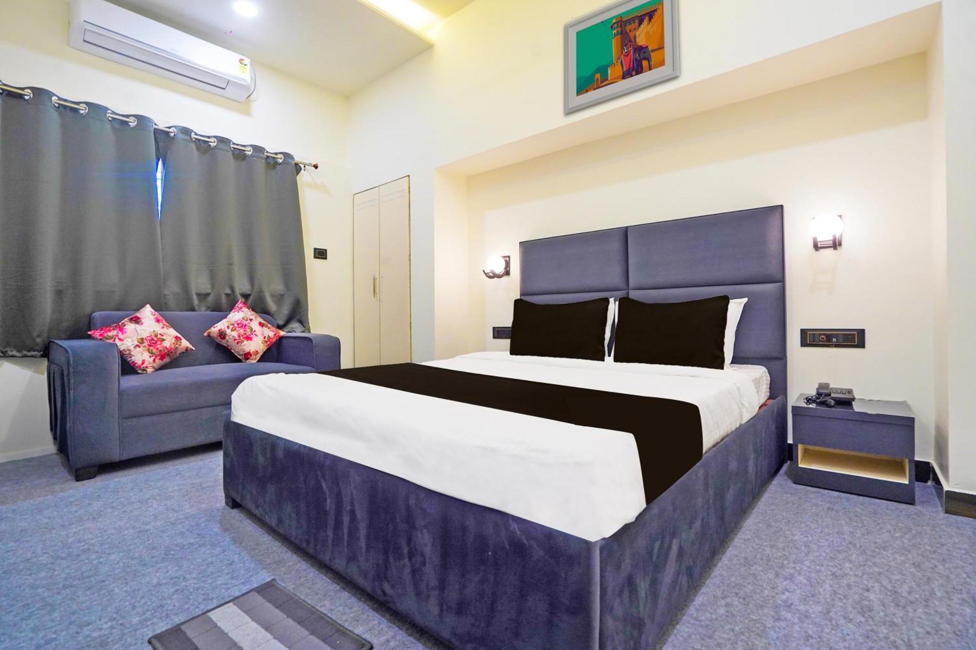 O The Parasher Palm Hotel