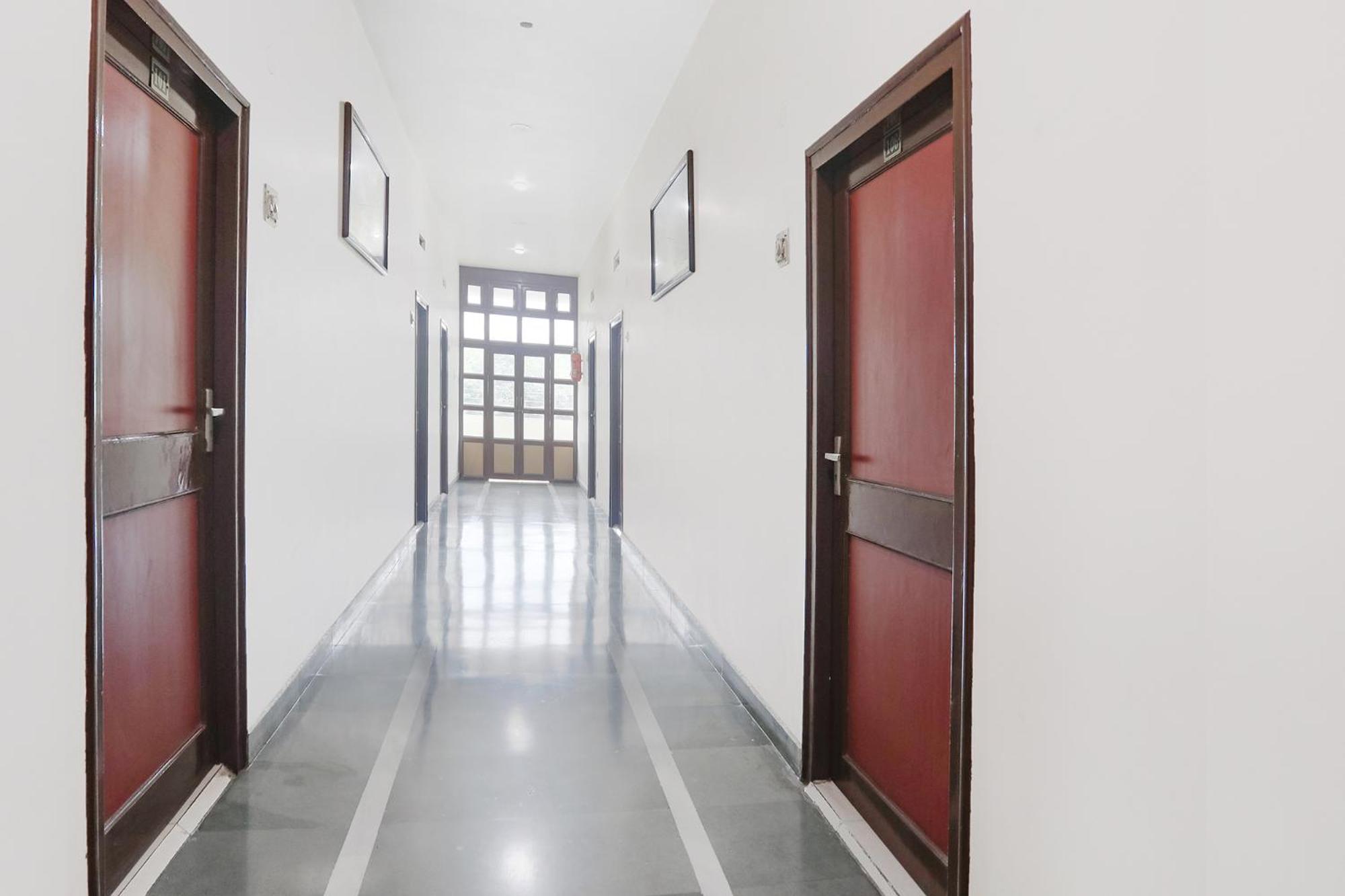 Fabhotel Arjun - Nr Aga Kha Palace Hotel