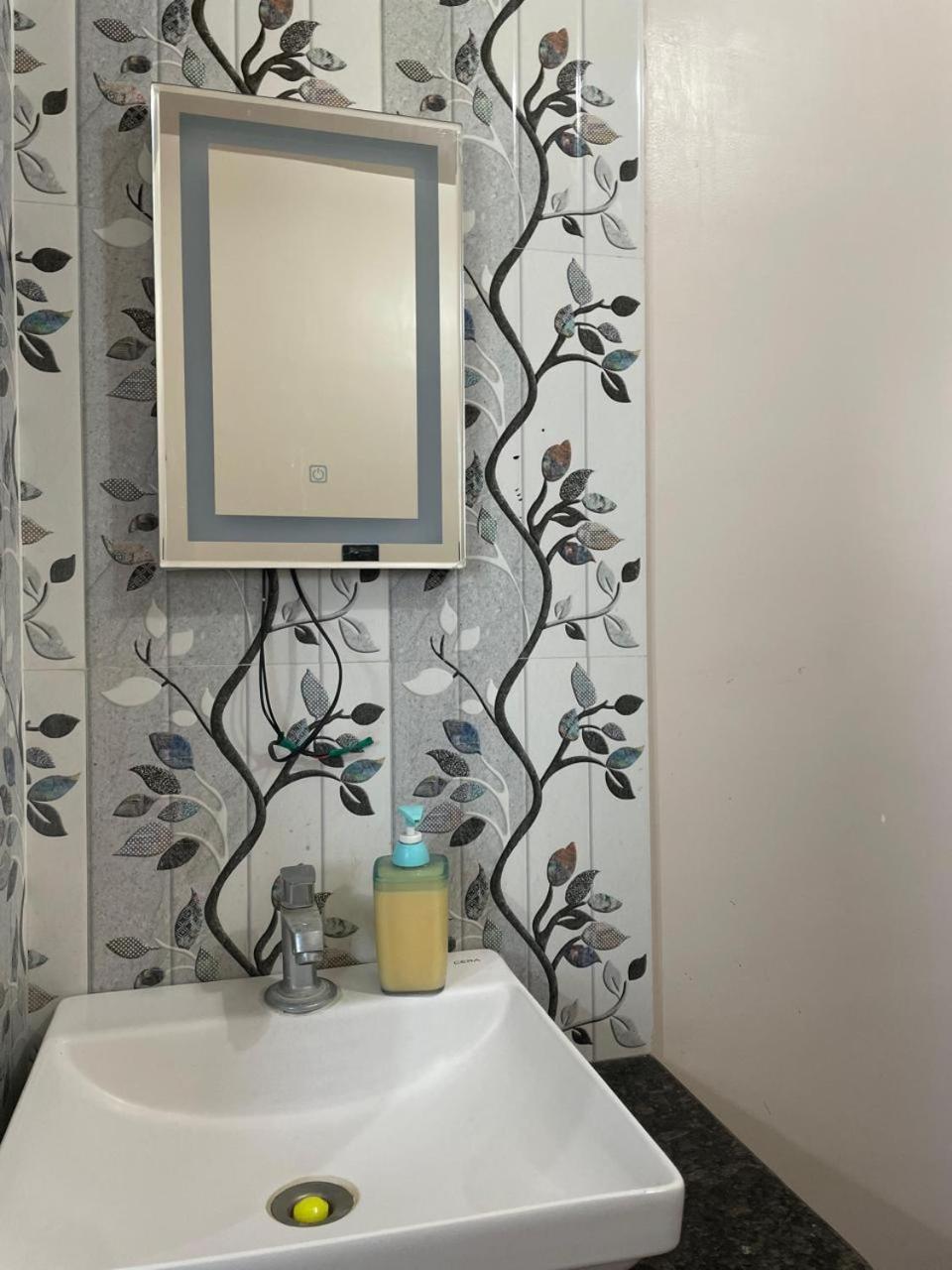 Apartment Spacious 1bhk With Kitchen & Parking *