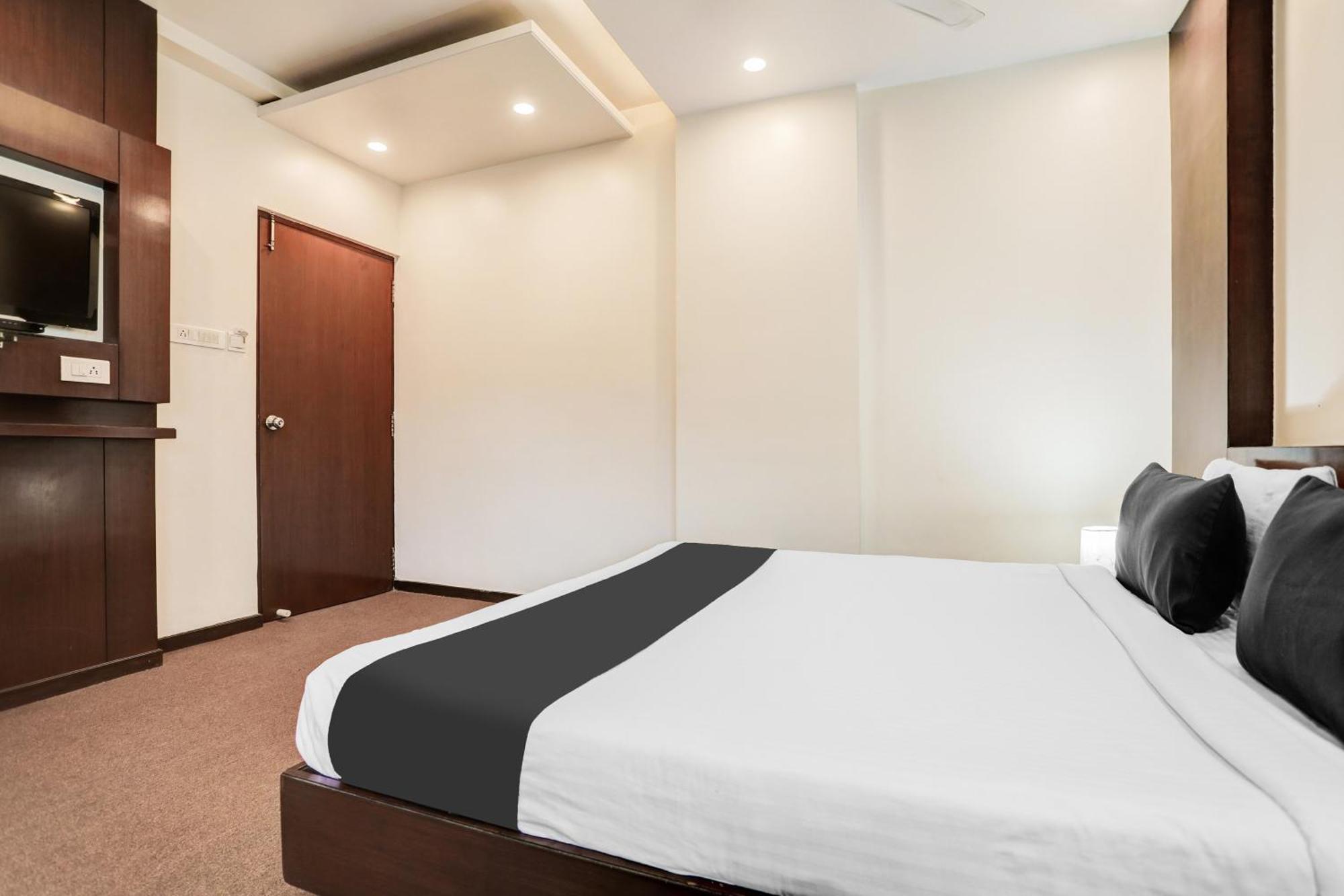 Hotel Super Townhouse Oak Ramdaspeth Downtown 3*