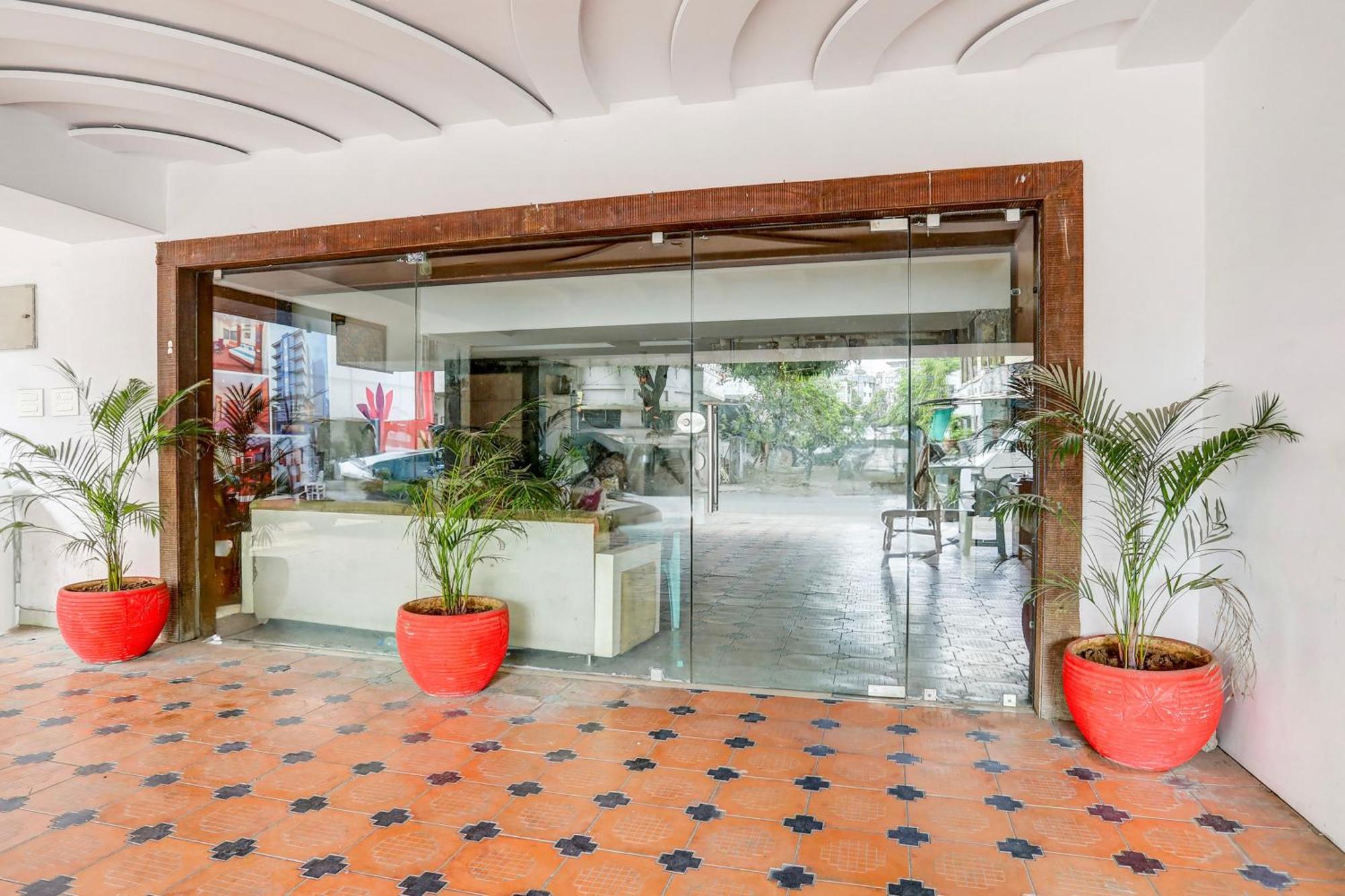 Super Townhouse Oak Ramdaspeth Downtown Hotel