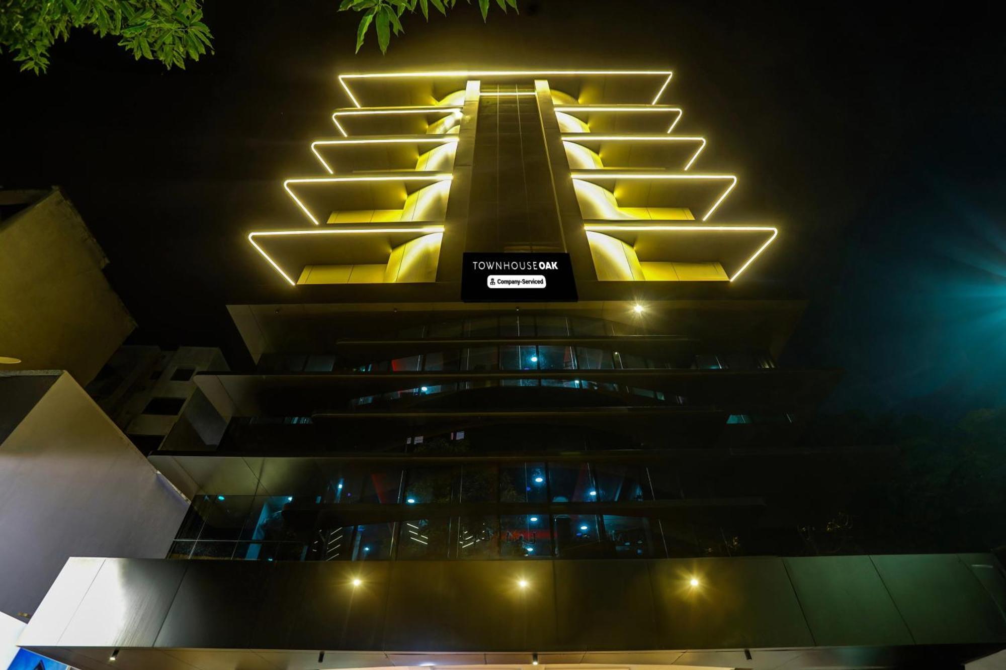 Super Townhouse Oak Ramdaspeth Downtown Hotel
