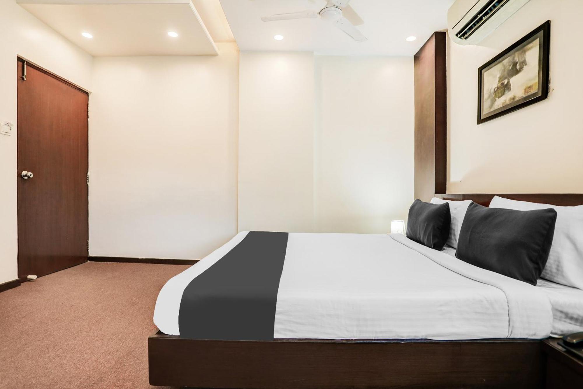 Super Townhouse Oak Ramdaspeth Downtown Hotel