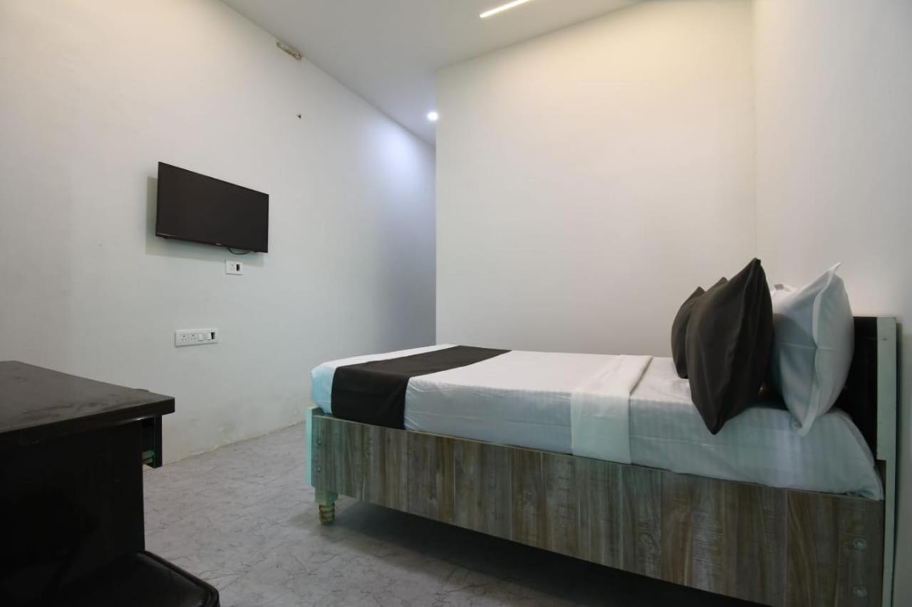 Shiv Deluxe Hotel