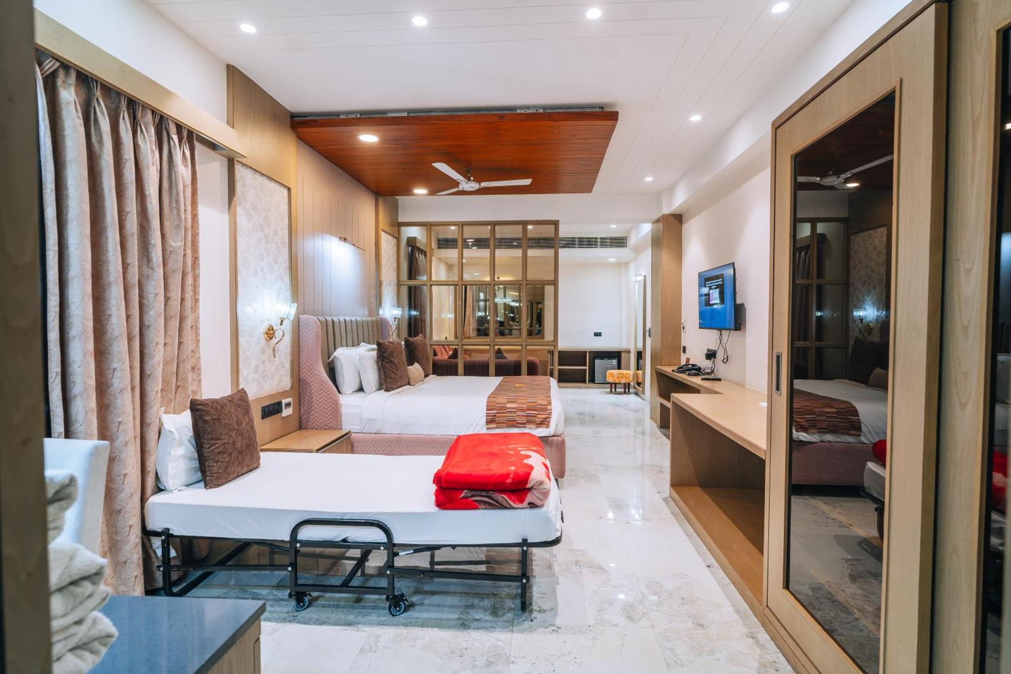 Chokar Dhani Resort 4*