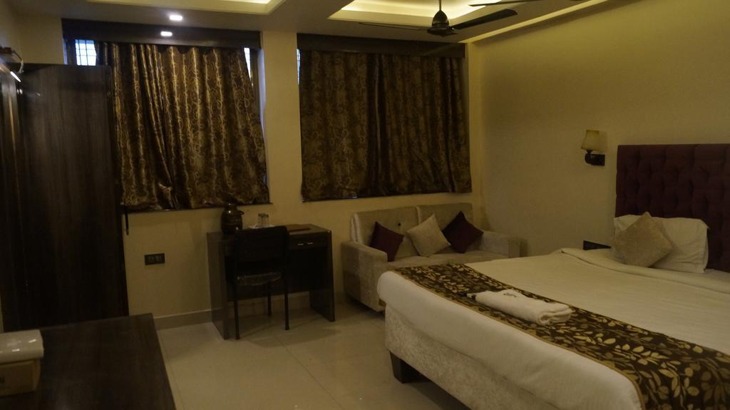 Parashar Check Hotel