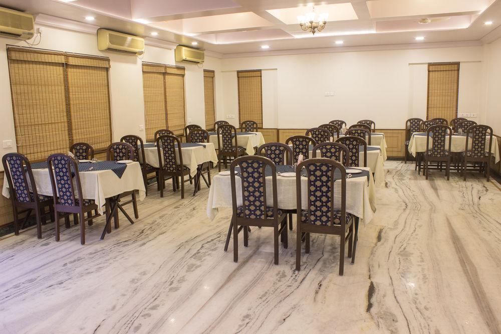 Hotel Oyo Premium Airport 3*