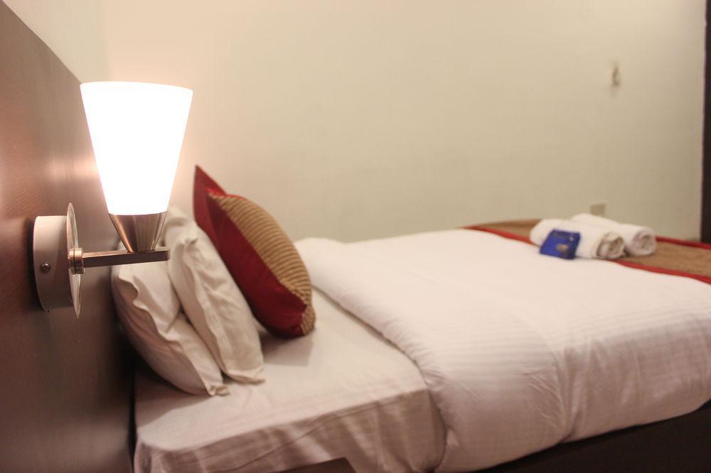 Oyo Premium Railway Station Hotel 3*