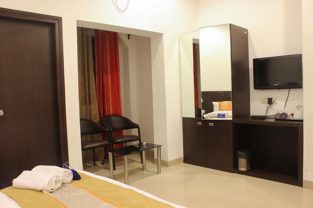 Oyo Premium Railway Station Hotel 3*