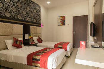 Collection O Orient Star 3* Nagpur