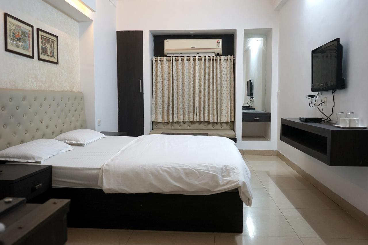 Paradise Hotel *