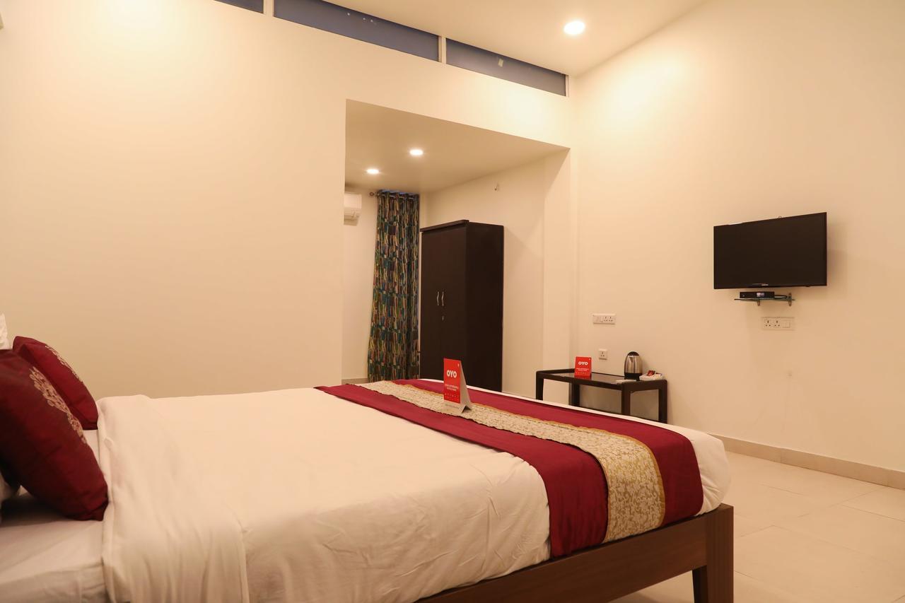 Oyo 11889 White Hall Hotel