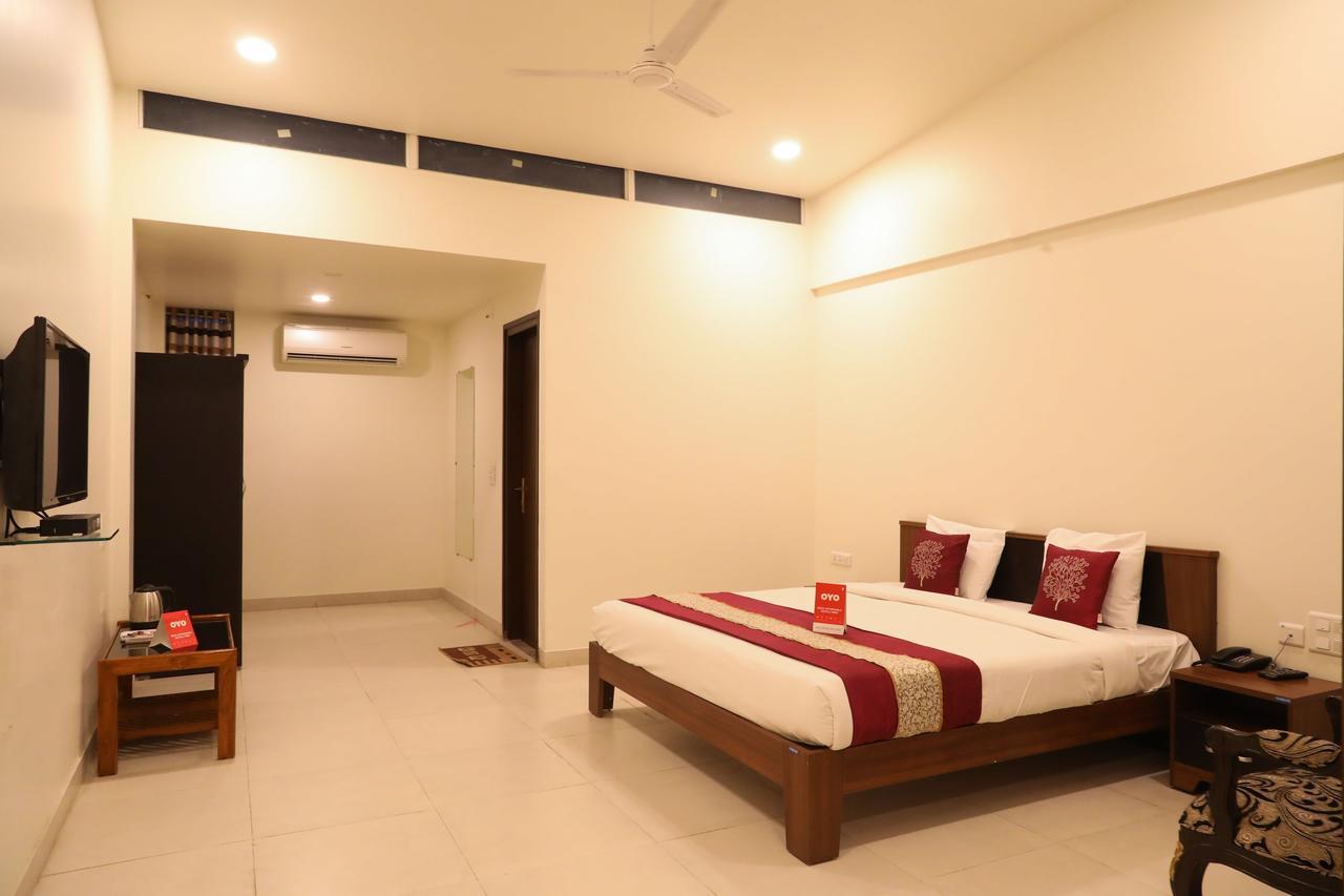 Oyo 11889 White Hall Hotel