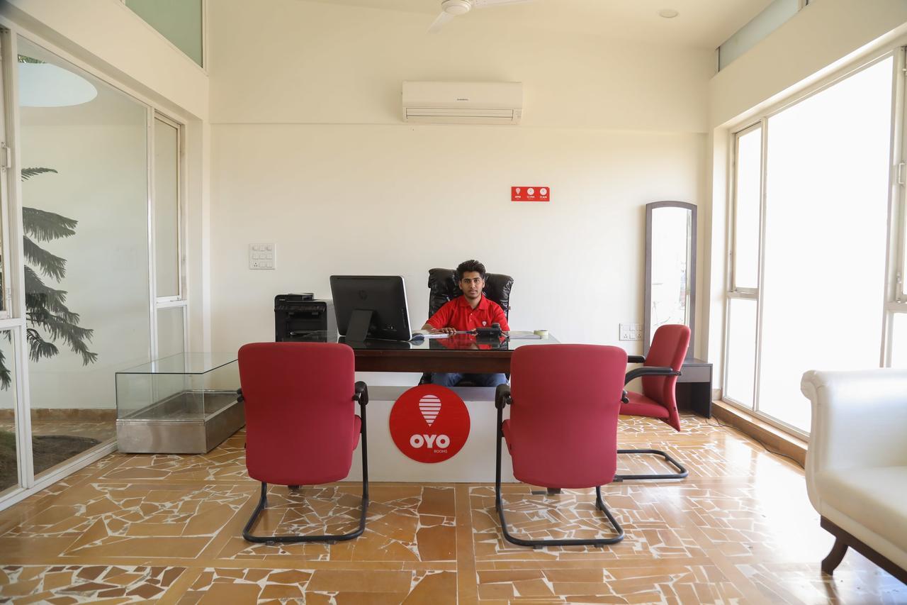 Oyo 11889 White Hall Hotel 3*