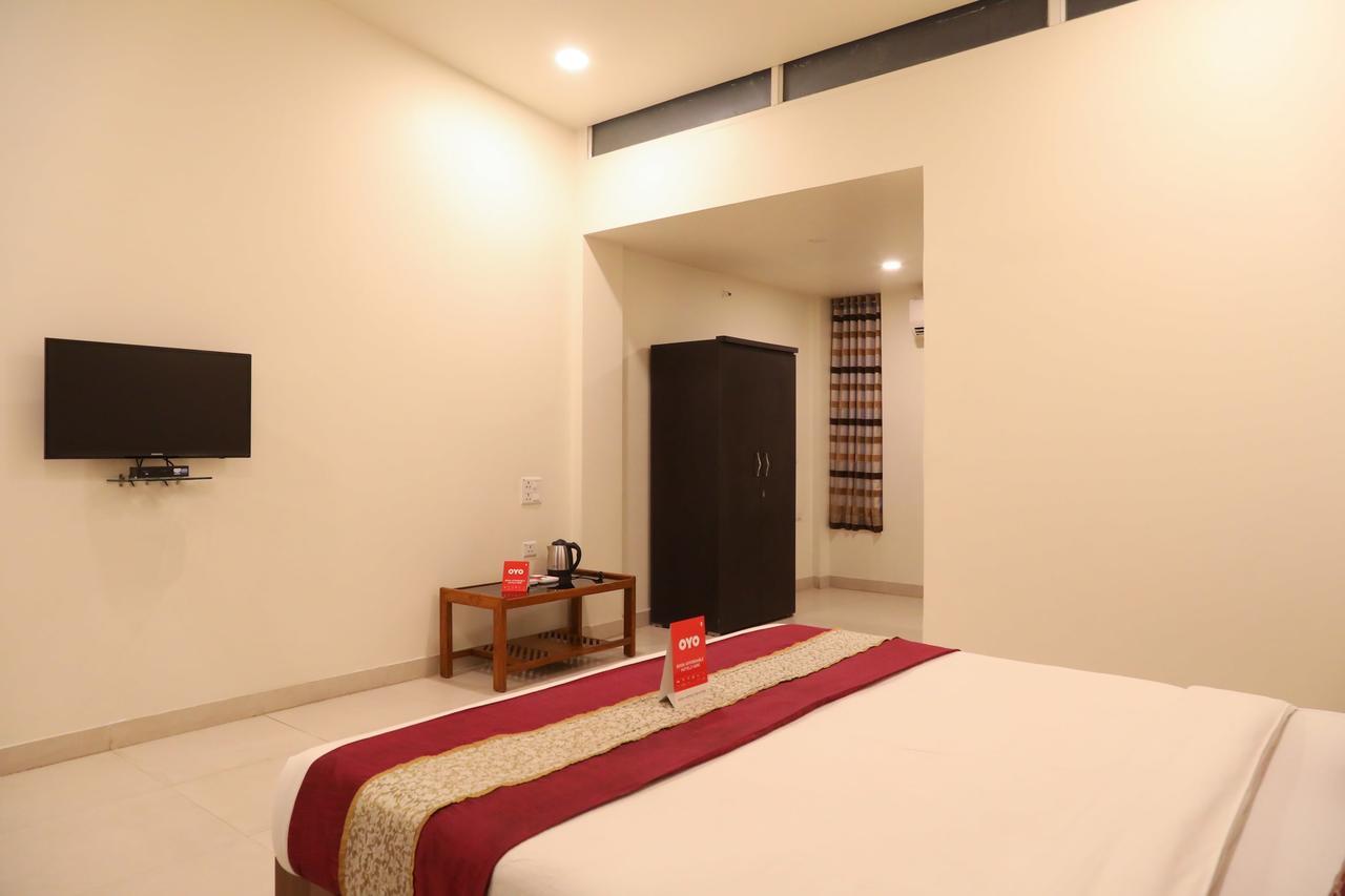 Hotel Oyo 11889 White Hall