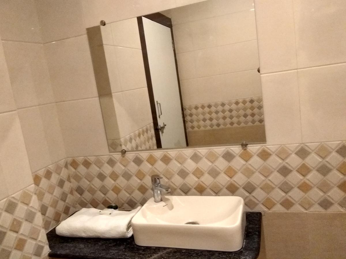 Jk 126 Parashar Legacy - Opp Railway Station Hotel 2*