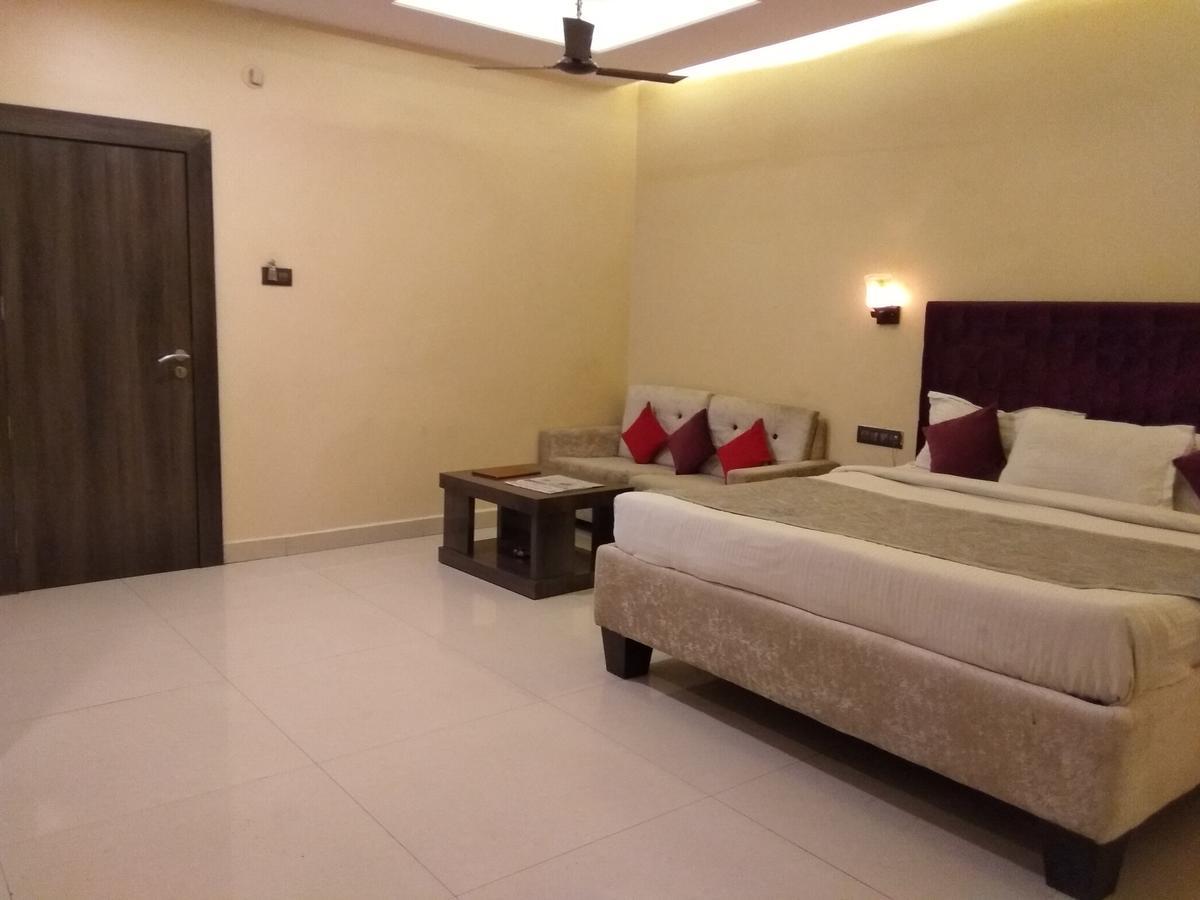 Hotel Jk 127 Parashar -opp. Railway Station