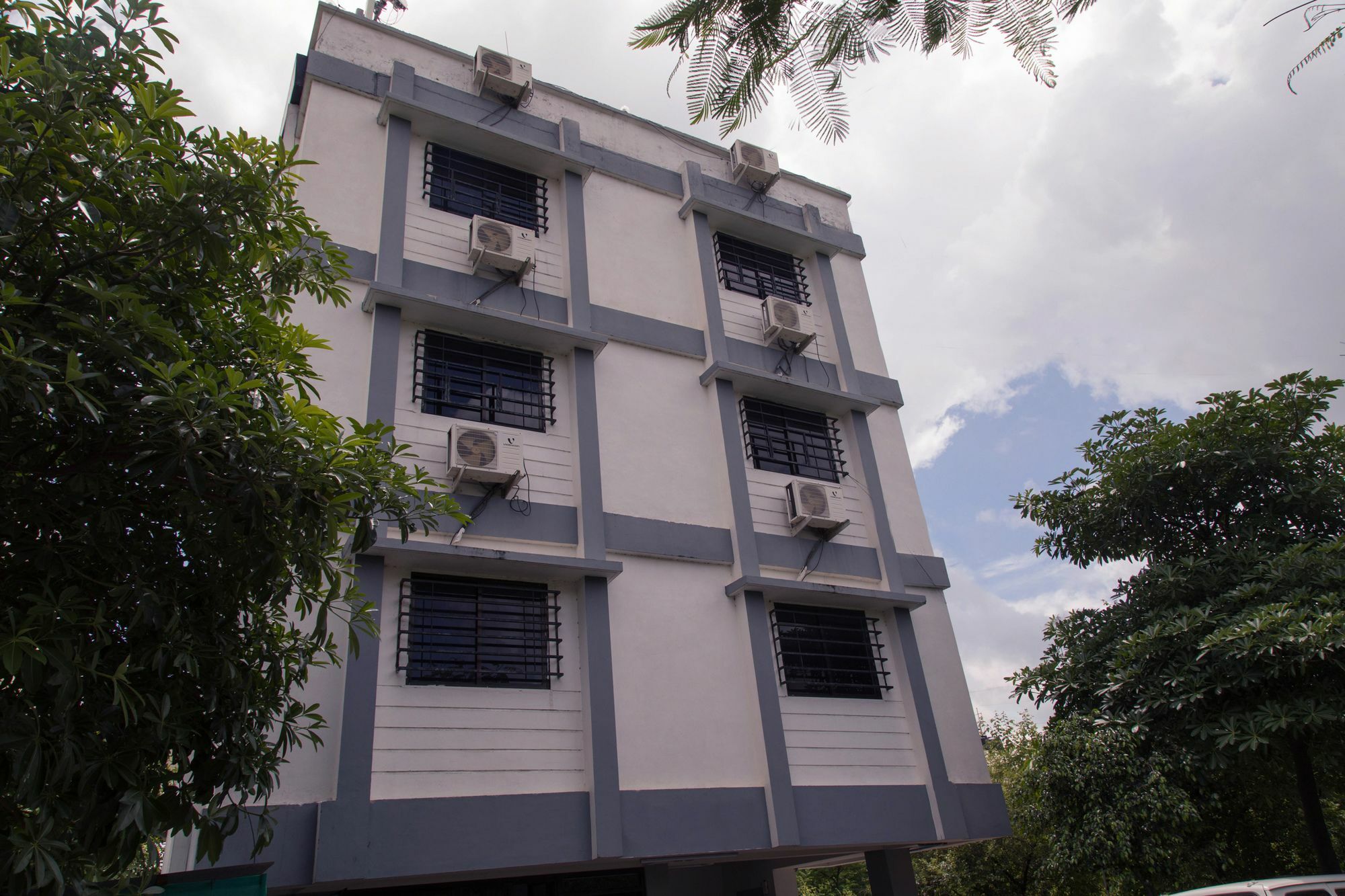 Oyo 9397 Near Wardha Road Hotel 3*