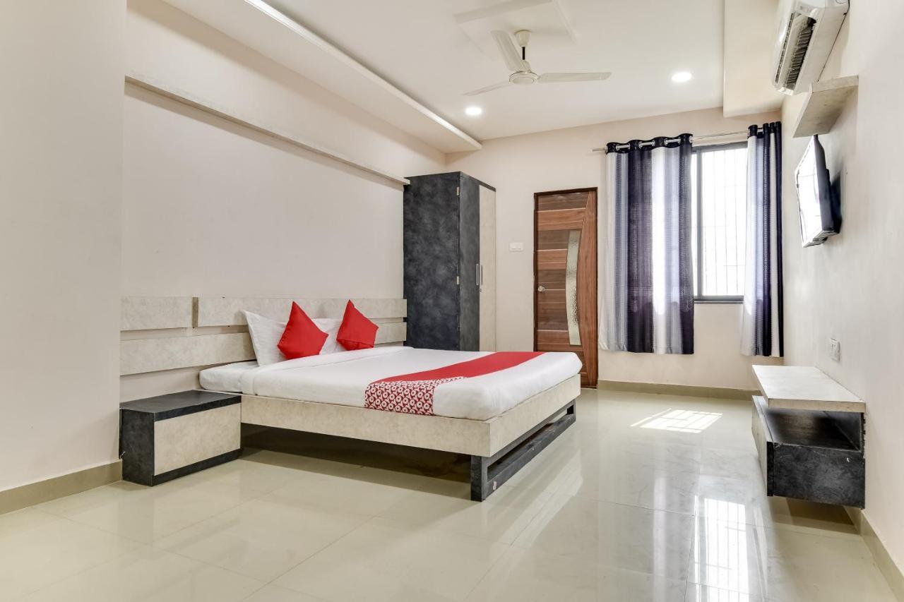 Oyo 69873 Fld Hotel 3*