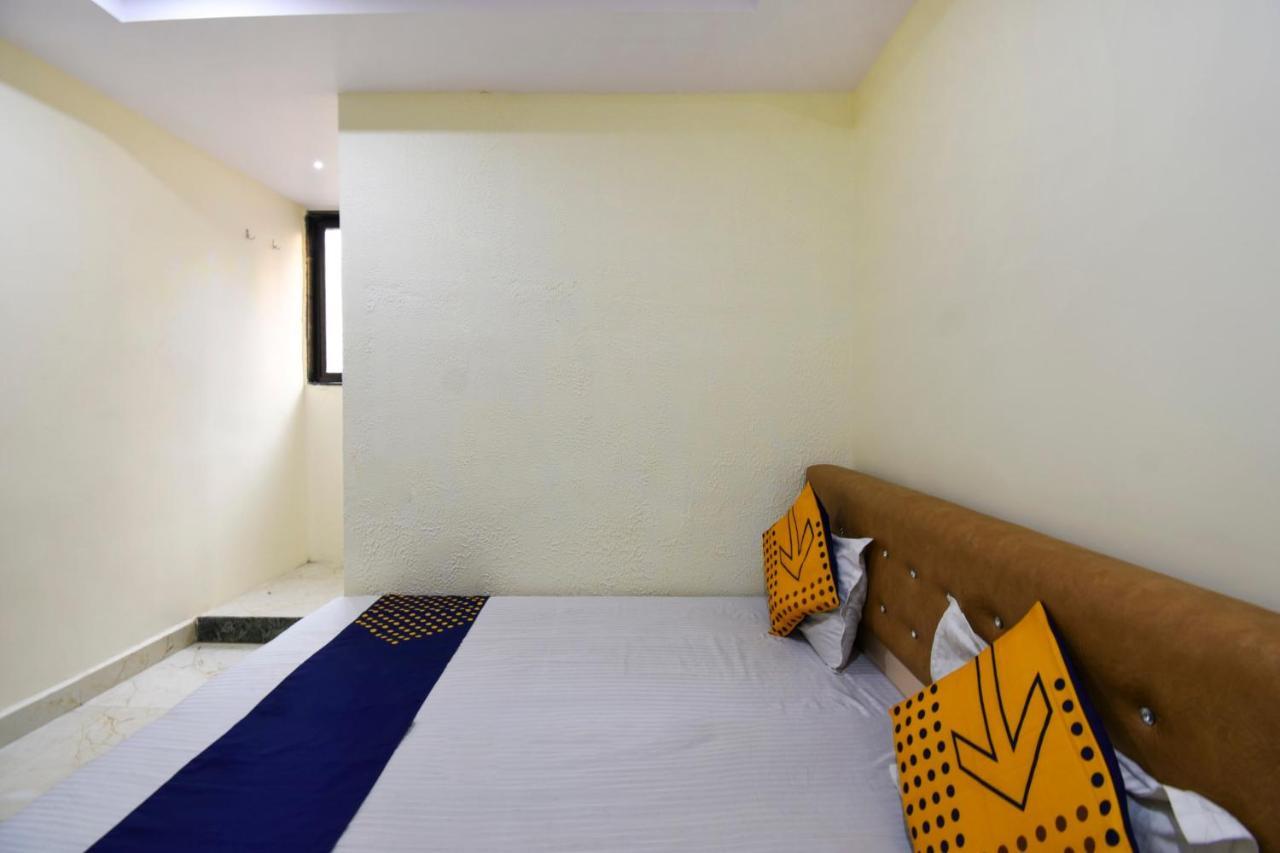 Spot On 61132 Shree Laxmi Hotel
